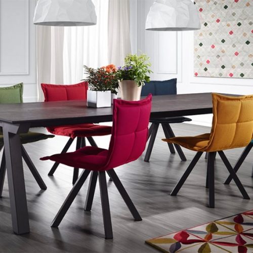 table-duero-ambiance-parquet-fonce-murs-blancs-chaises-multicolores-dressy-mobliberica.large