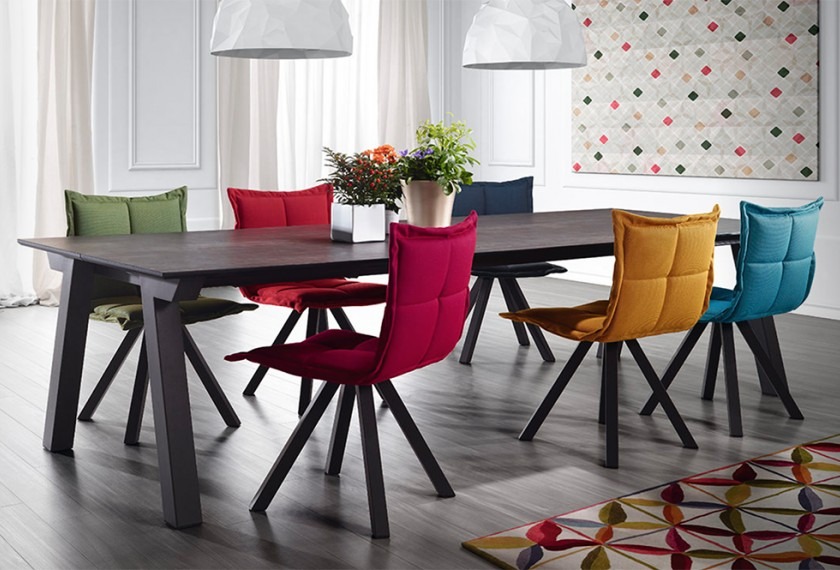table-duero-ambiance-parquet-fonce-murs-blancs-chaises-multicolores-dressy-mobliberica.large